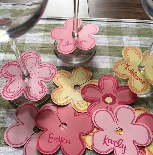 Mesa com peças em formato de flor decoradas à mão
